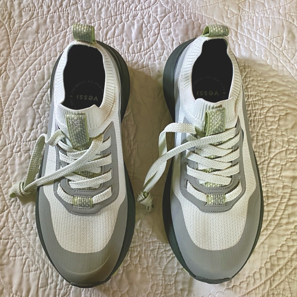 Vessi Women’s Stormburat Low Top Waterproof Sneakers, NWT, size 9